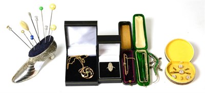 Lot 123 - Hat pins and five piece jewellery and stud set