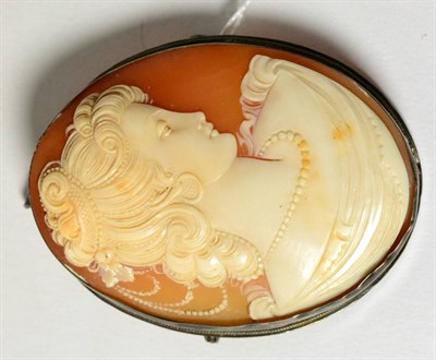 Lot 255 - A Victorian shell cameo brooch