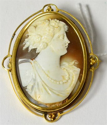 Lot 268 - A Victorian shell cameo brooch