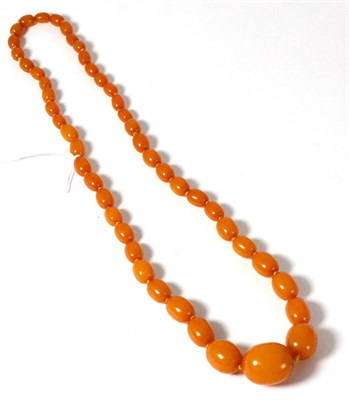 Lot 277 - An amber necklace