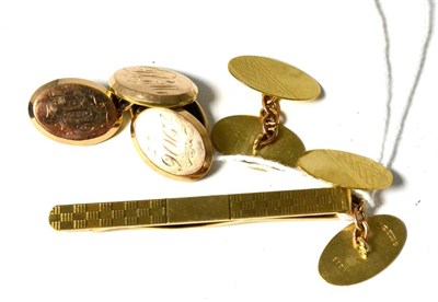 Lot 293 - A 9ct gold tie slide and two pairs of cufflinks