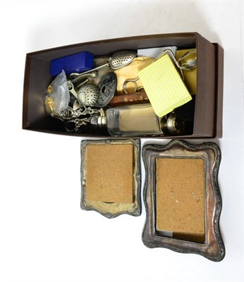 Lot 423 - A box of small silver and collectors items