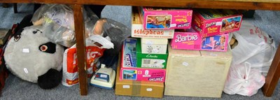 Lot 1113 - A collection of Barbie and other doll related items