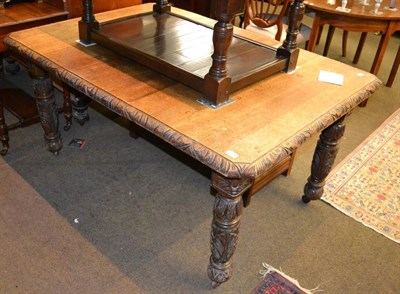 Lot 1269 - An oak wind-out dining table