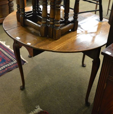 Lot 1369 - Oak drop leaf table of pad feet