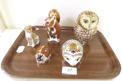 Lot 37 - A group of five various Royal Crown Derby paperweights including owl, cheetah cub etc