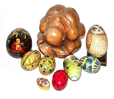 Lot 61 - A collection of decorative eggs and a wood sculpture