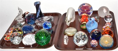 Lot 168 - A quantity of glass paperweights
