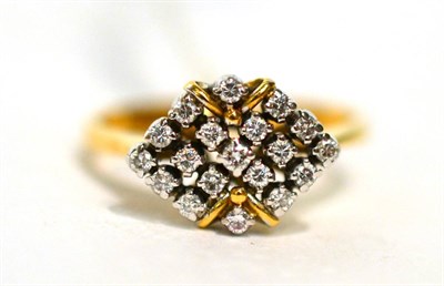 Lot 222 - A diamond cluster ring