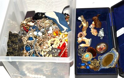 Lot 418 - A collection of costume jewellery and five Wade Wimsey Disney figures