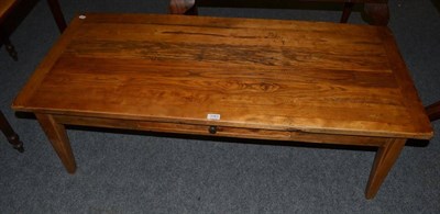 Lot 1161 - An oak coffee table