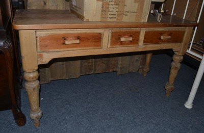 Lot 1171 - A pine farmhouse side table