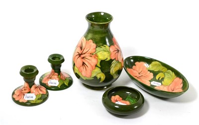 Lot 169 - Five items of Moorcroft Hibiscus pattern pottery