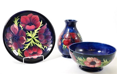 Lot 191 - Three items Moorcroft Anemone pattern pottery