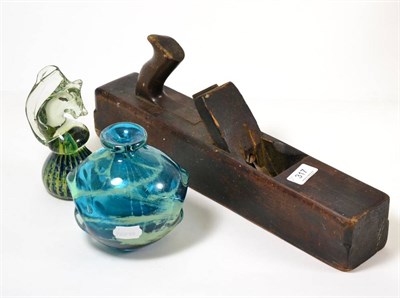 Lot 317 - Wooden smoothing plane and two items of Mdina glassware (3)