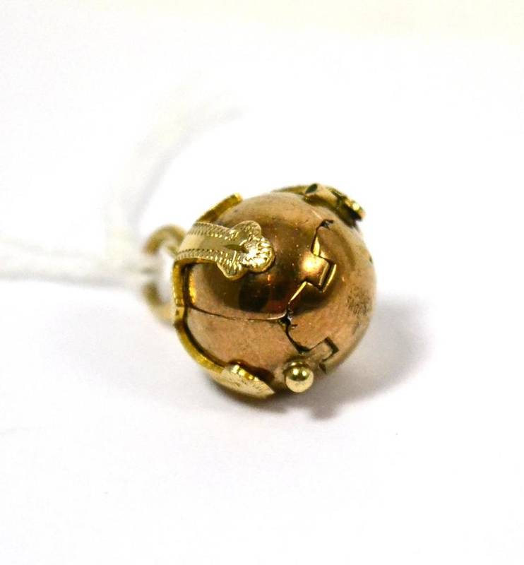 Lot 418 - A 9ct gold Masonic ball pendant