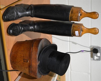 Lot 1010 - Pair of hunting boots and trees together with a top hat in leather case