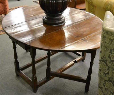 Lot 1334 - An 18th century oak gateleg table