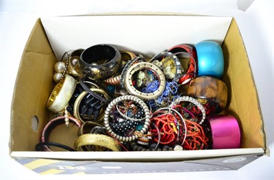 Lot 24 - A quantity of costume jewellery