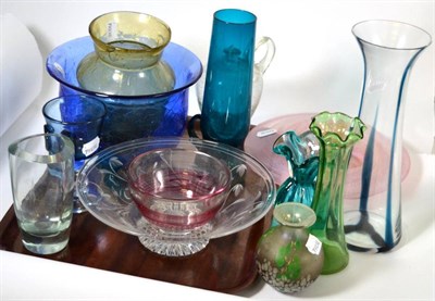 Lot 41 - A collection of art glass on two trays