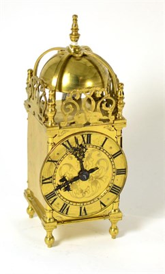 Lot 96 - A reproduction brass lantern clock
