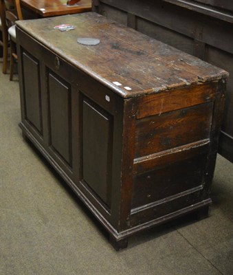 Lot 1320 - An 18th century oak blanket chest