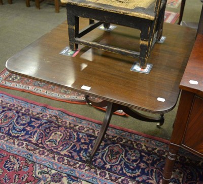 Lot 1336 - An inlaid mahogany tilt top tripod table