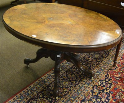 Lot 1385 - A Victorian walnut oval loo table