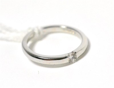 Lot 21 - An 18ct white gold diamond solitaire ring