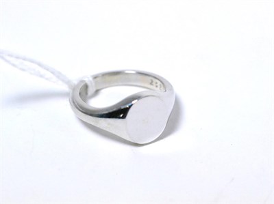 Lot 158 - A 9ct white gold signet ring