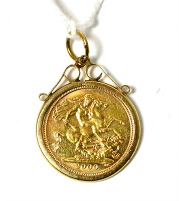 Lot 166 - A 2000 half sovereign loose mounted as a charm