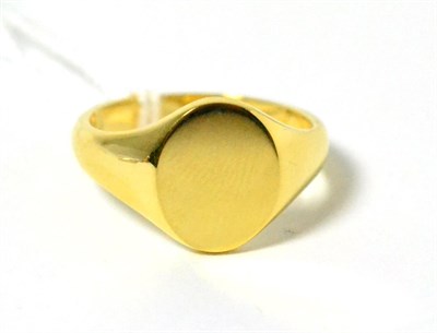 Lot 198 - An 18ct gold signet ring