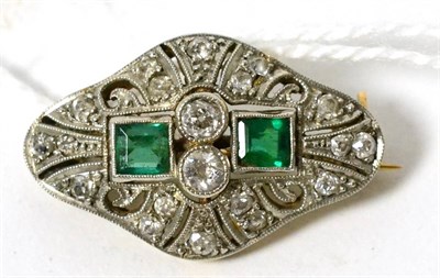 Lot 390 - An emerald and diamond small plaque brooch