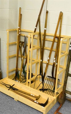 Lot 1043 - A collection of thirteen various vintage agricultural tools