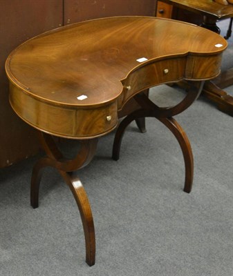 Lot 1184 - A mahogany veneered kidney shaped table