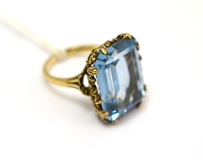 Lot 89 - A 9ct gold synthetic blue spinel ring