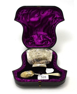 Lot 528 - A Victorian silver sugar bowl and spoon, London 1882, cased