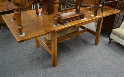 Lot 1026 - An oak draw leaf dining table