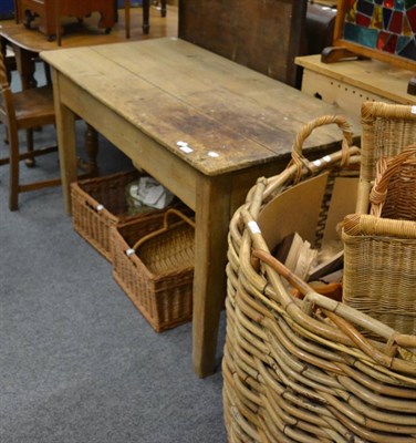 Lot 1034 - A pine table