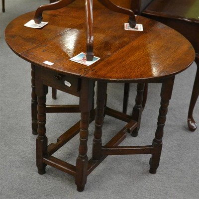 Lot 1197 - An oak gateleg table