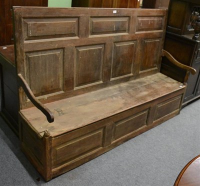 Lot 1215 - An oak settle