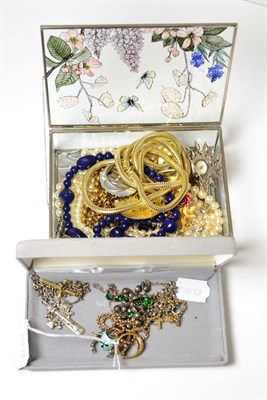Lot 157 - A small group of costume jewellery