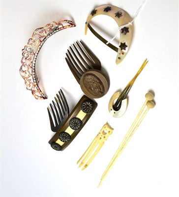 Lot 188 - Assorted hair combs and accessories in mother-of-pearl, bone etc