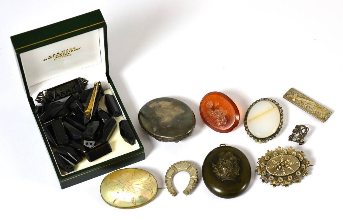 Lot 345 - An Indian locket and assorted jewellery