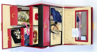 Lot 586 - Jewellery case containing a cameo brooch, a silver brooch, white metal items, assorted costume...