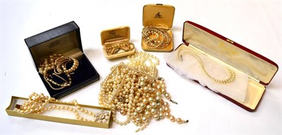 Lot 595 - A quantity of faux pearl necklaces