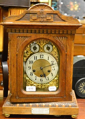 Lot 616 - A Junghans oak cased mantle clock