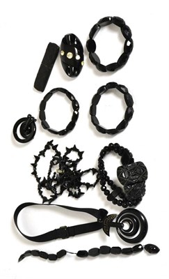 Lot 624 - A quantity of jet and other jewellery