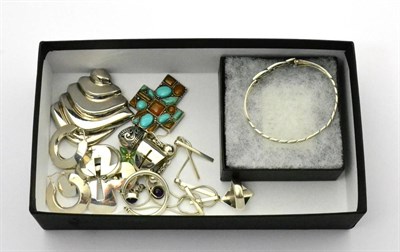 Lot 48 - A collection of silver jewellery including a Mexican abstract brooch, a turquoise set cross,...