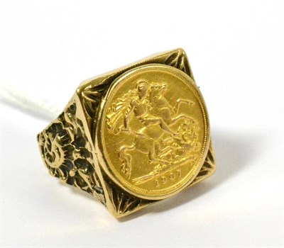 Lot 55 - A George V sovereign, 1907 mounted in a 9ct gold ring